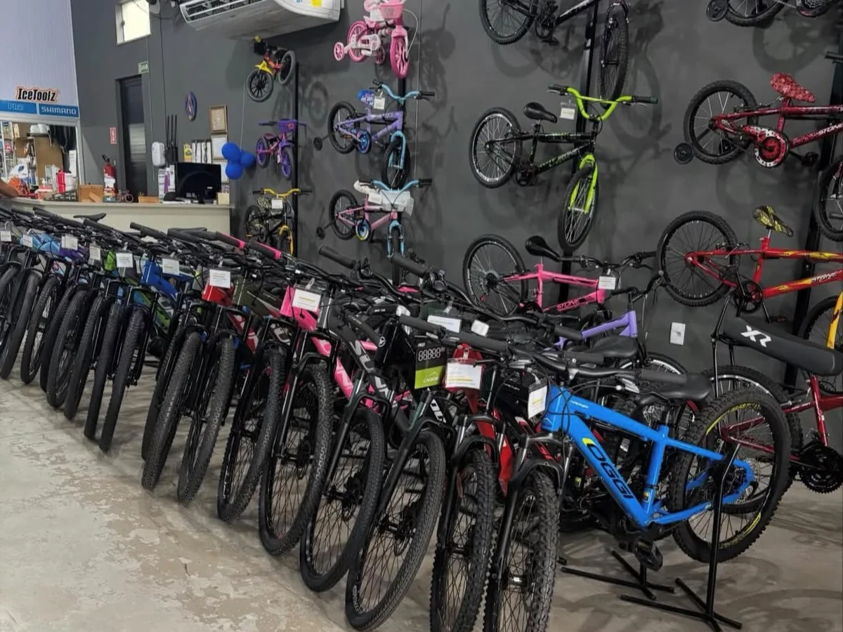 Bicicletas em exposição na Peixe Bike Shop