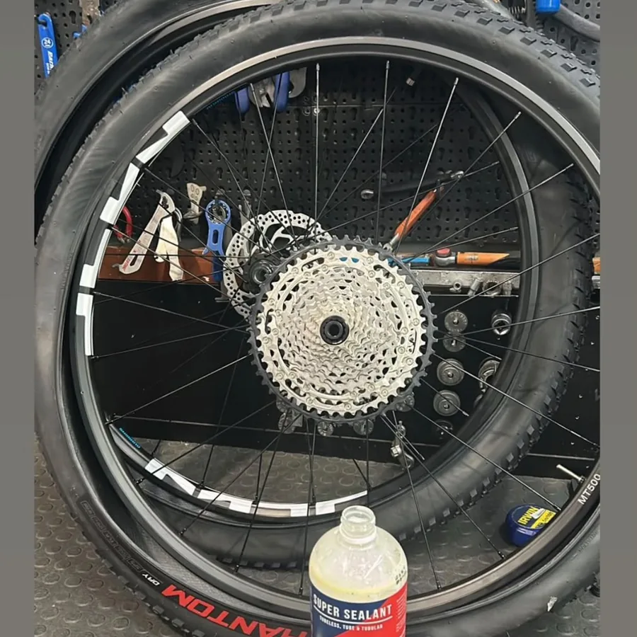 Serviço técnico em roda de bicicleta na Peixe Bike Shop
